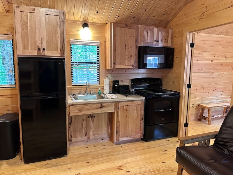 Cindy Bear™ Deluxe Cabin ADA-2